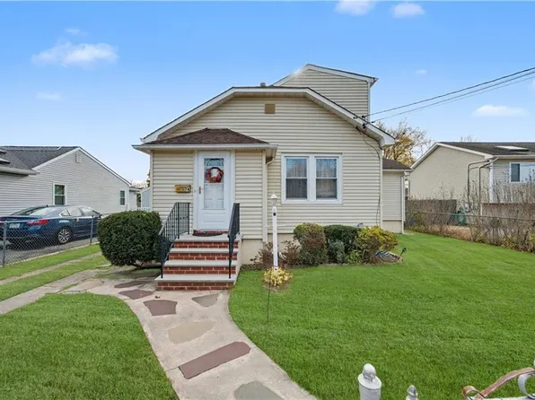 74 Nassau St, Islip Terrace, NY 11752