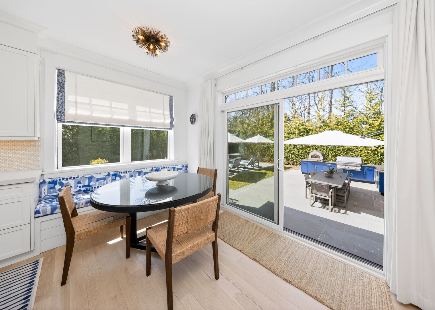  Inside - outside dining 