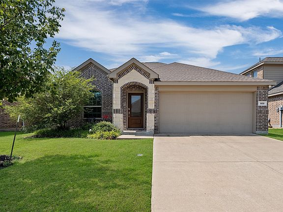 4th image of 809 Spruce Ln
