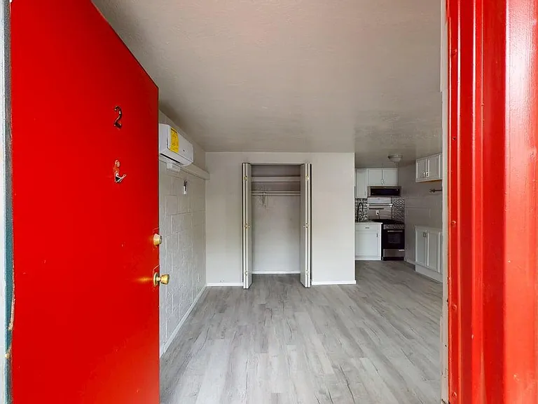 Totally Renovated Studios 2 Blocks To UNM — Photo 3