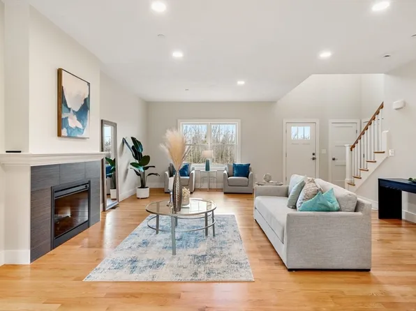 75 Driftwood Cir #29, Sandown, NH 03873