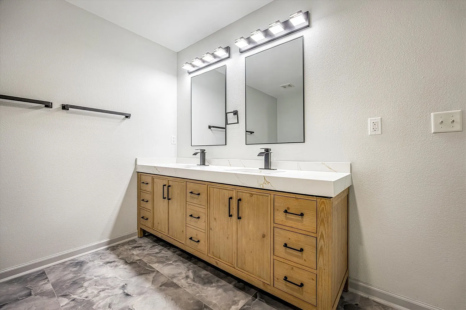 4 bed, 2.5 bath, 2419 sqft, $2,495 — Photo 4