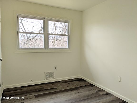 5th image of 77 Leroy Pl