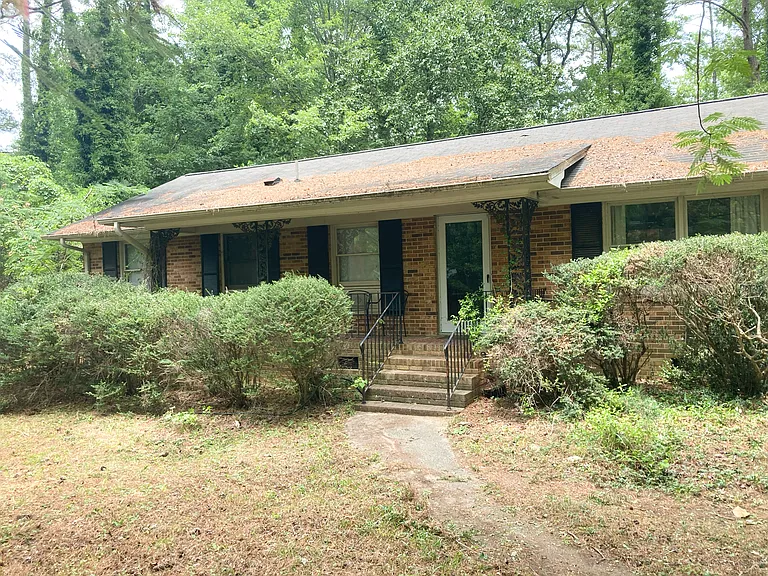 208 Bennington Dr — Photo 1