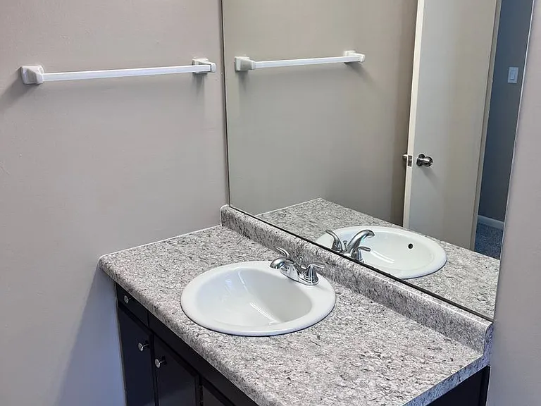 Bristol Square Apartments — Photo 22