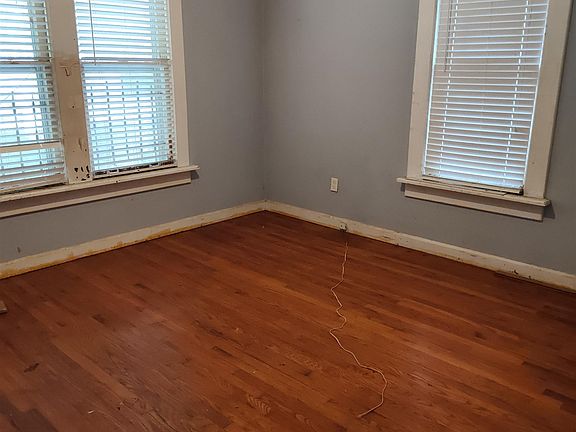 5th image of 3528 Rockwood Ave