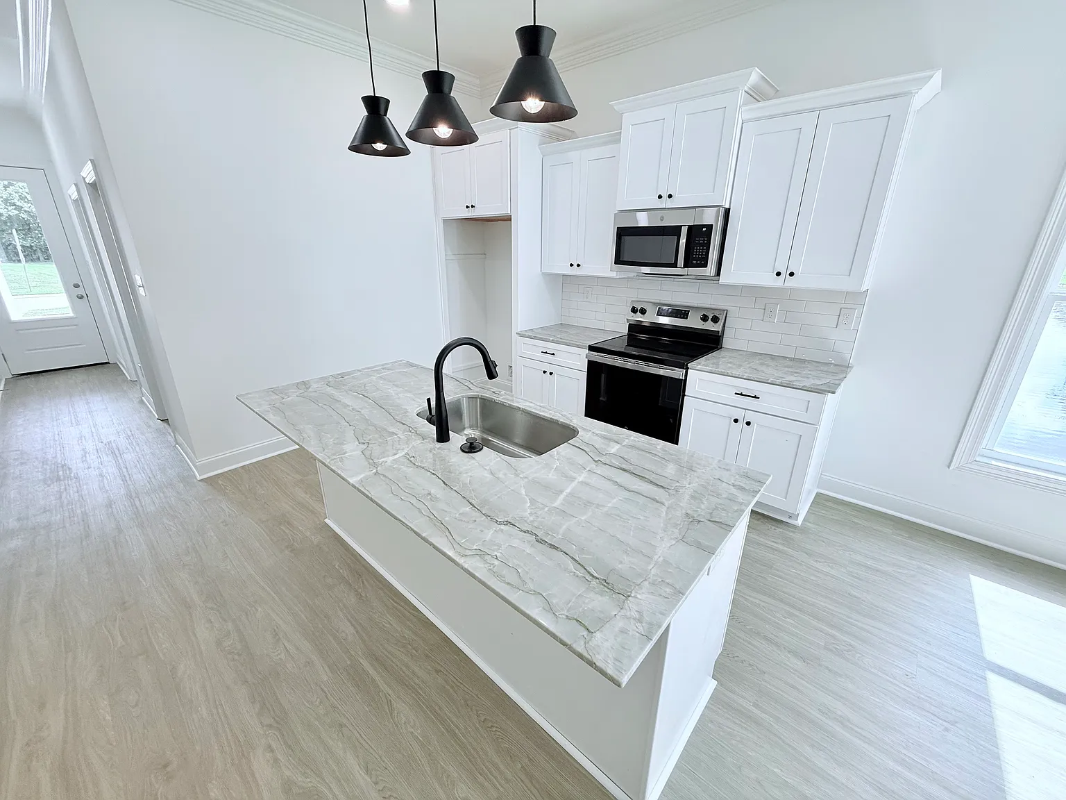 3 bed, $1,900 — Photo 2