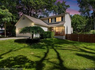 1329 Muskingum Dr, Waterford, MI 48327