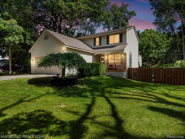 1329 Muskingum Dr, Waterford, MI 48327