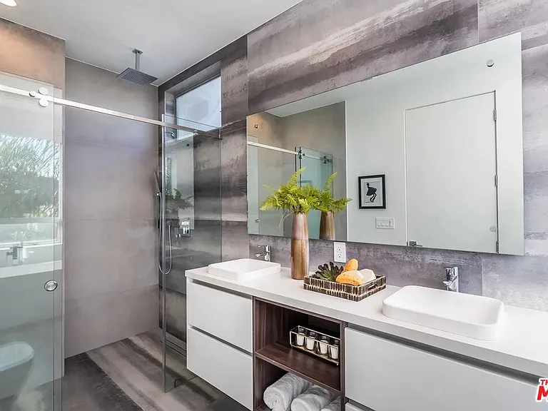 8932 Dorrington Ave — Photo 24
