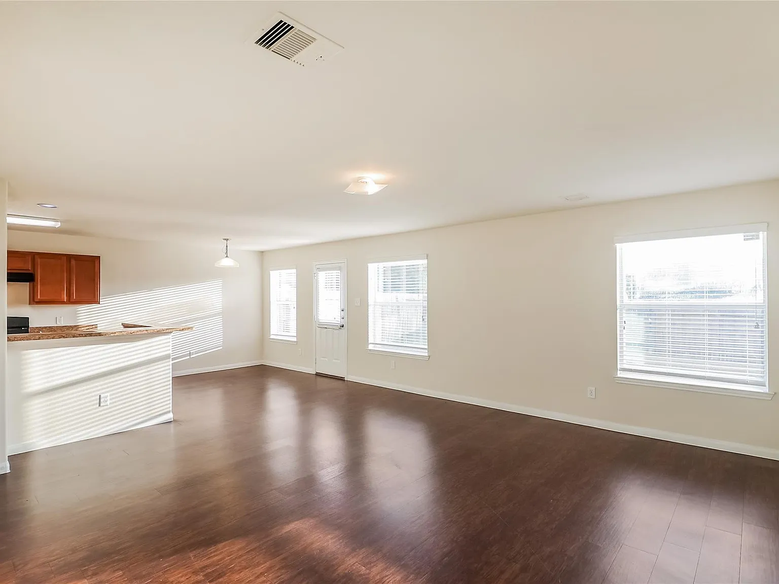 3 bed, 2.5 bath, 1539 sqft, $1,900 — Photo 4