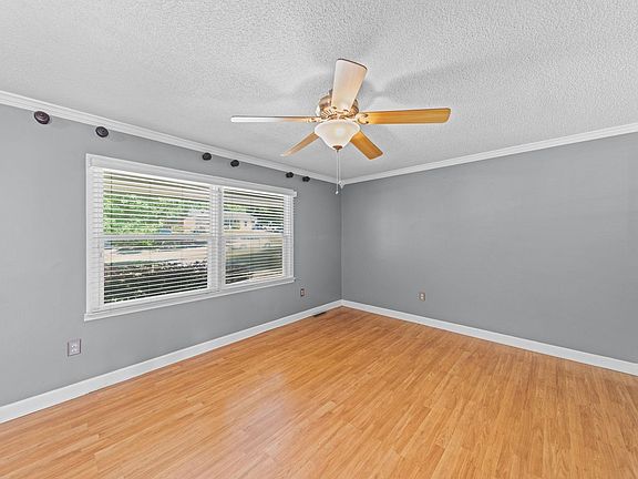 5th image of 628 Hampton Cir