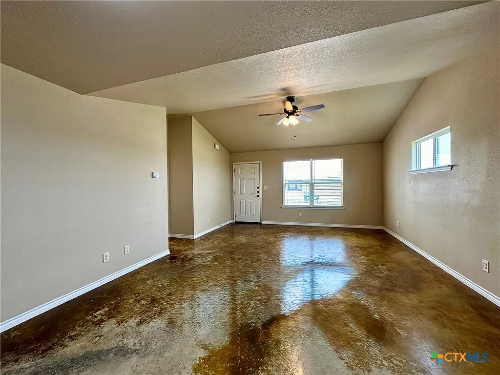 3 bed, 2.0 bath, 1068 sqft, $1,295 — Photo 4