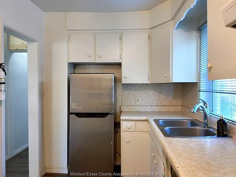 542 Charles St — Photo 9