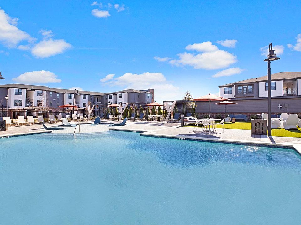 Resort-style Swimming Pool