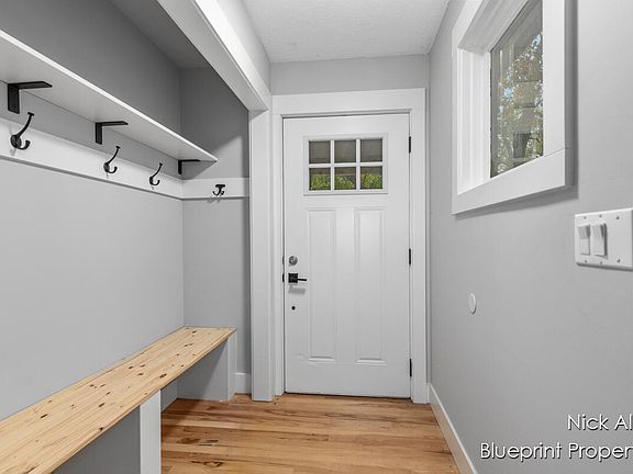 4th image of 7093 Peninsula Dr NE