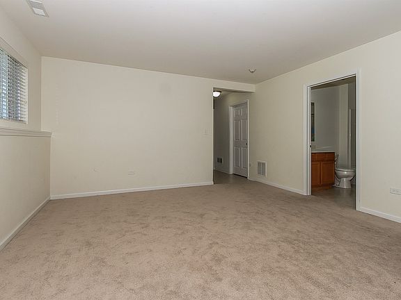3rd image of 2542 Dunraven Ave