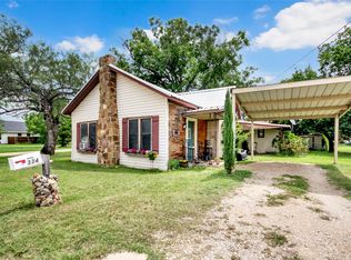 334 N Knox St, Jacksboro, TX 76458