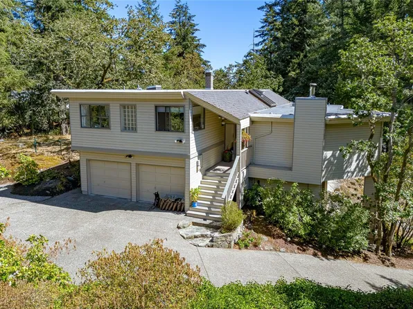 4468 Autumnwood Ln, Saanich, BC V8X 4V8