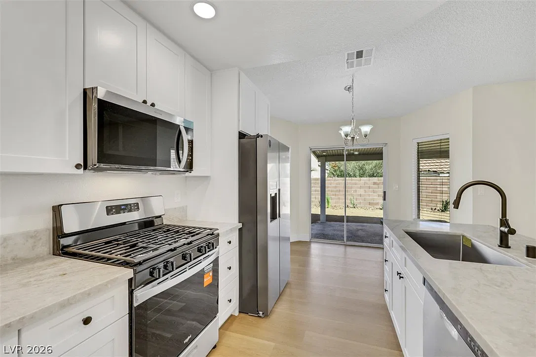 3 bed, 2.0 bath, 1154 sqft, $2,000 — Photo 3