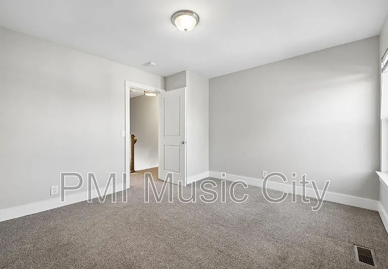 2126B Burns St — Photo 24