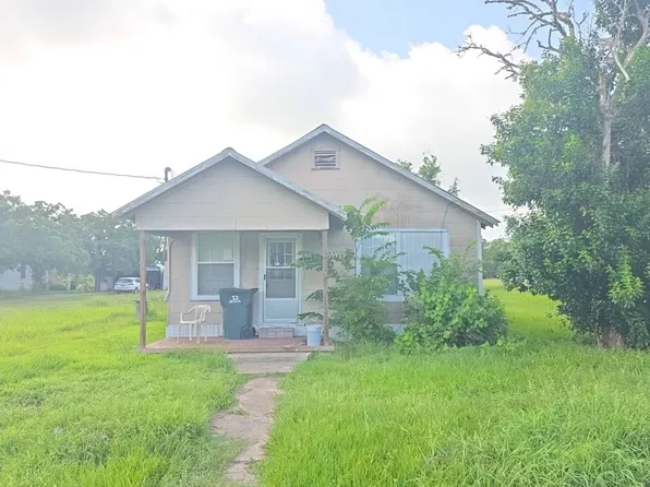 417 E Division St, Edna, TX 77957