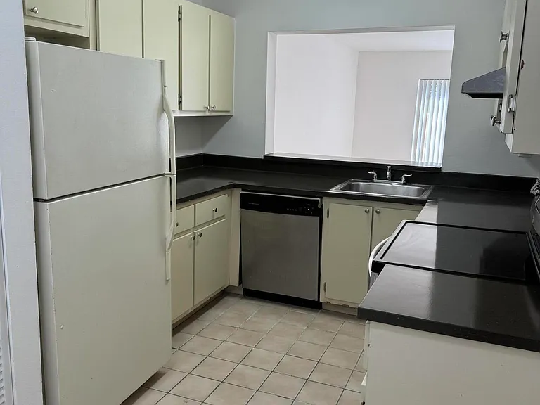 417 Palm Cir E #417 — Photo 12