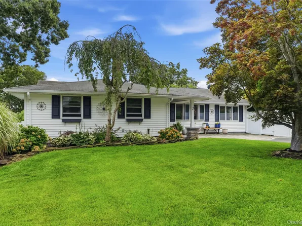 2 Mount Wilson Avenue, Farmingville, NY 11738