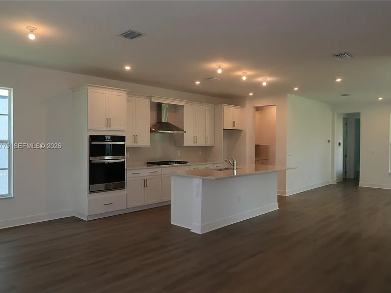 881 SW Bushel Trl — Photo 2