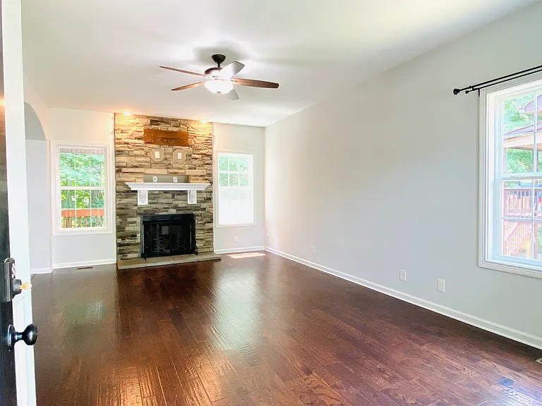 1194 Eagles Bluff Dr — Photo 3