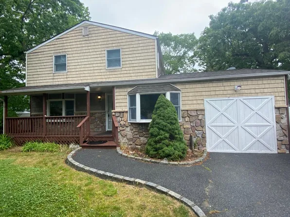 25 Newport Ave, Selden, NY 11784