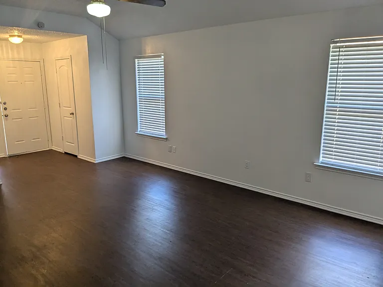532 Majestic Park Ln — Photo 17