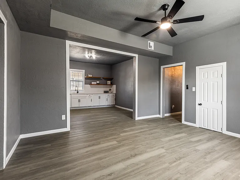 1320 W Frisco St — Photo 5
