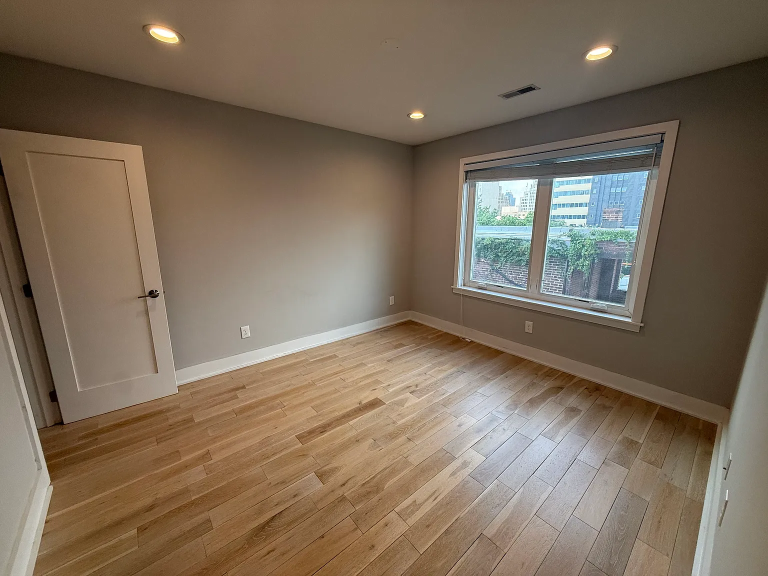 2 bed, 700 sqft, $2,315 — Photo 4