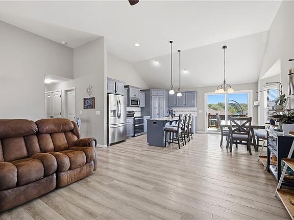 5th image of 809 N Whispering Hills Dr