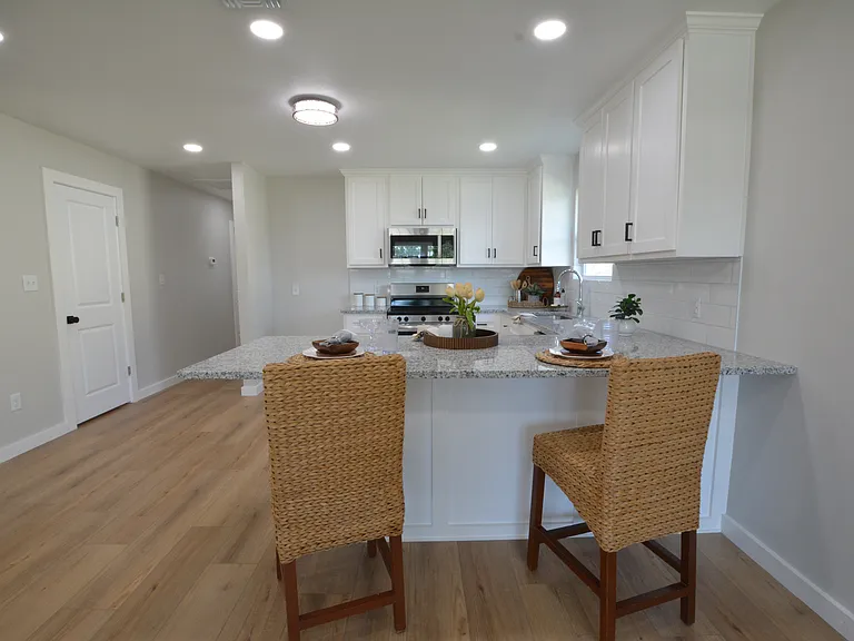 421 Valerie St — Photo 5