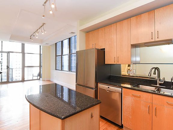 4th image of 212 W Washington St #P5-21