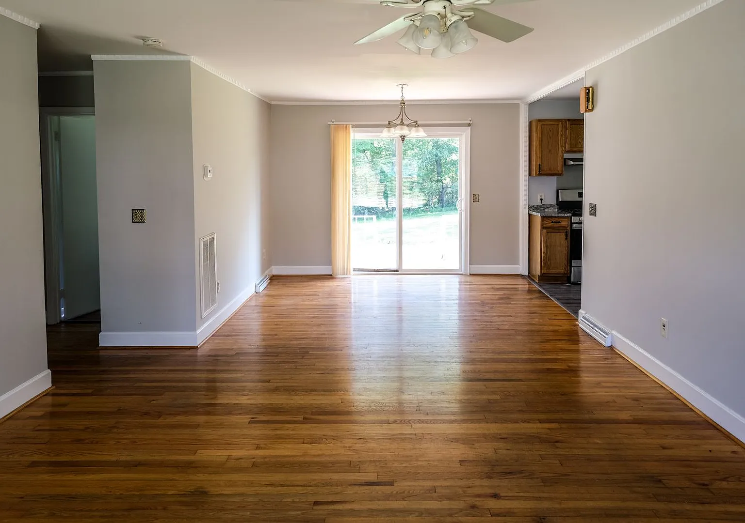 3 Bedroom, 2 Bath house with fenced yard! — Photo 4