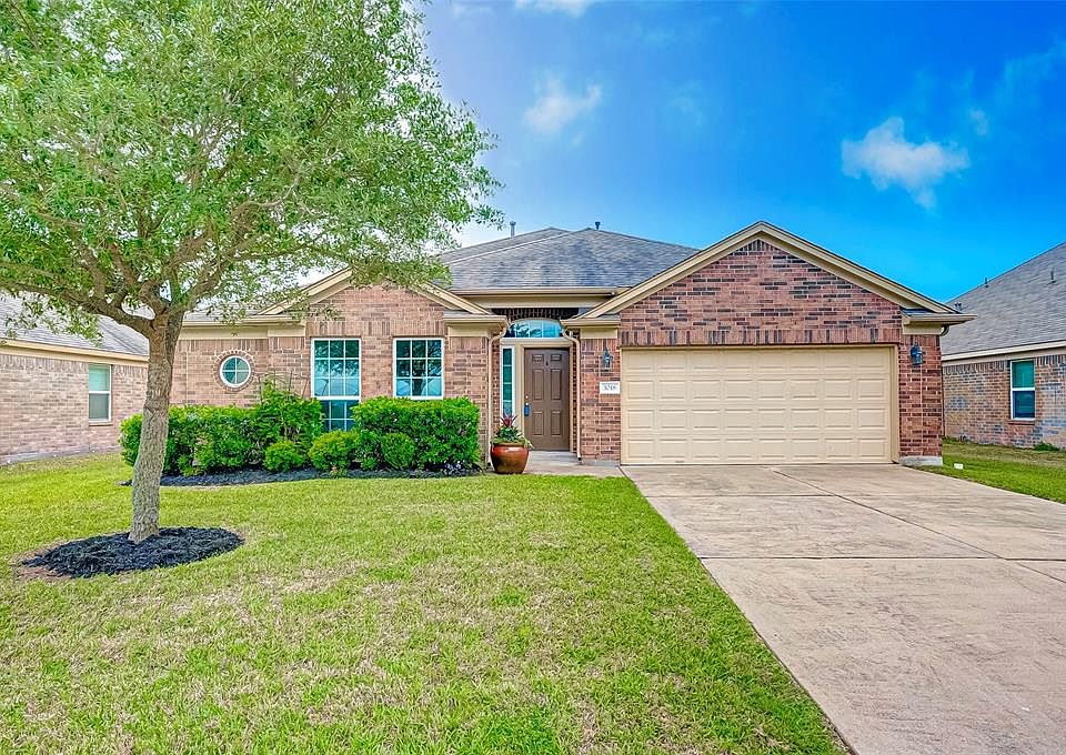 Welcome Home to 3018 Dogwood Knoll in Fairpark Village - Rosenberg! Gorgeous view in front of home overlooking Farm land!!