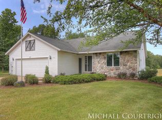 9808 Snow Pointe Dr SE, Alto, MI 49302