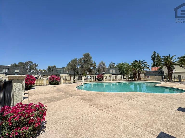 3202 W Loma Ln #2 — Photo 4