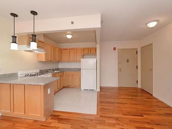 5th image of 36 Hilton Ave #210