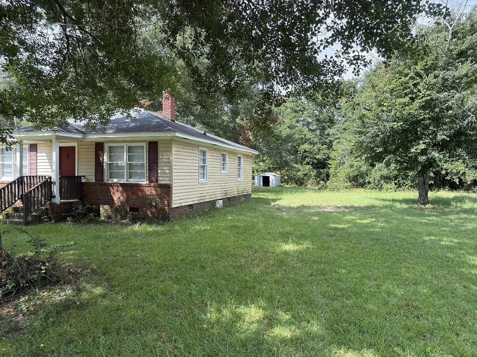 3 bed, 1.0 bath, 900 sqft, $1,100 — Photo 3