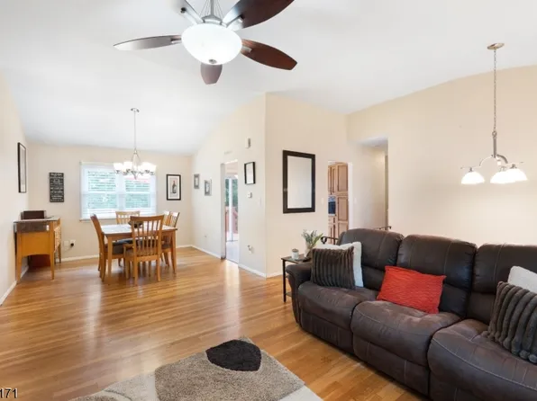 35 Saint Marys Dr, Roxbury Twp., NJ 07876