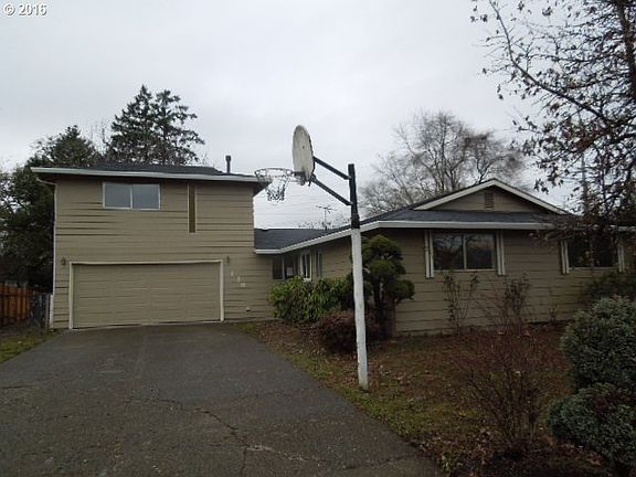 2nd image of 320 NE Sequoia Ct