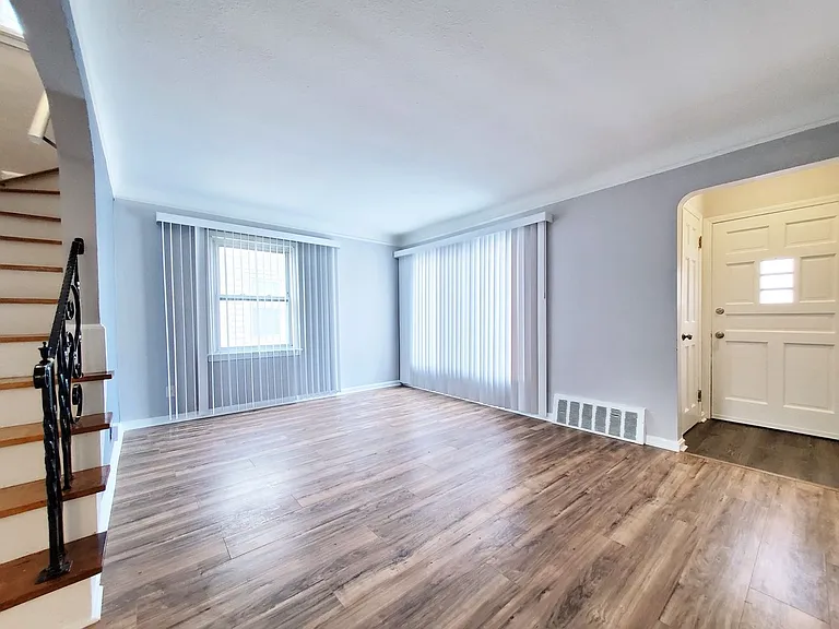 18512 Lewis Dr — Photo 3