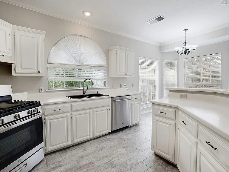 1811 Iris Ln — Photo 12