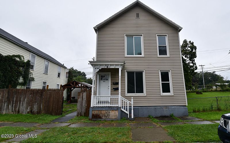 2nd image of 901 5th Avenue