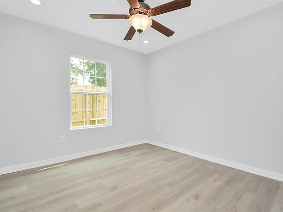 5th image of 8595 Parkway Dr #A