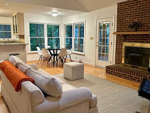 3rd image of 112 Brighton Ct